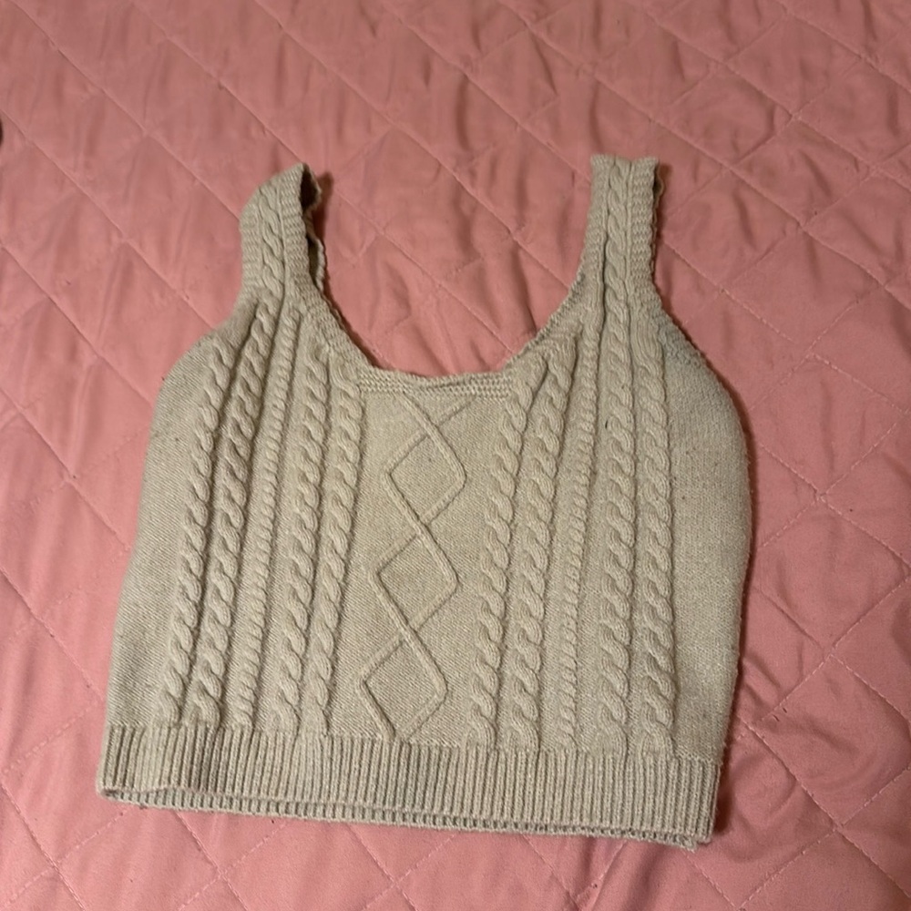 Selling this adorable Cropped Crochet/Knit top!!